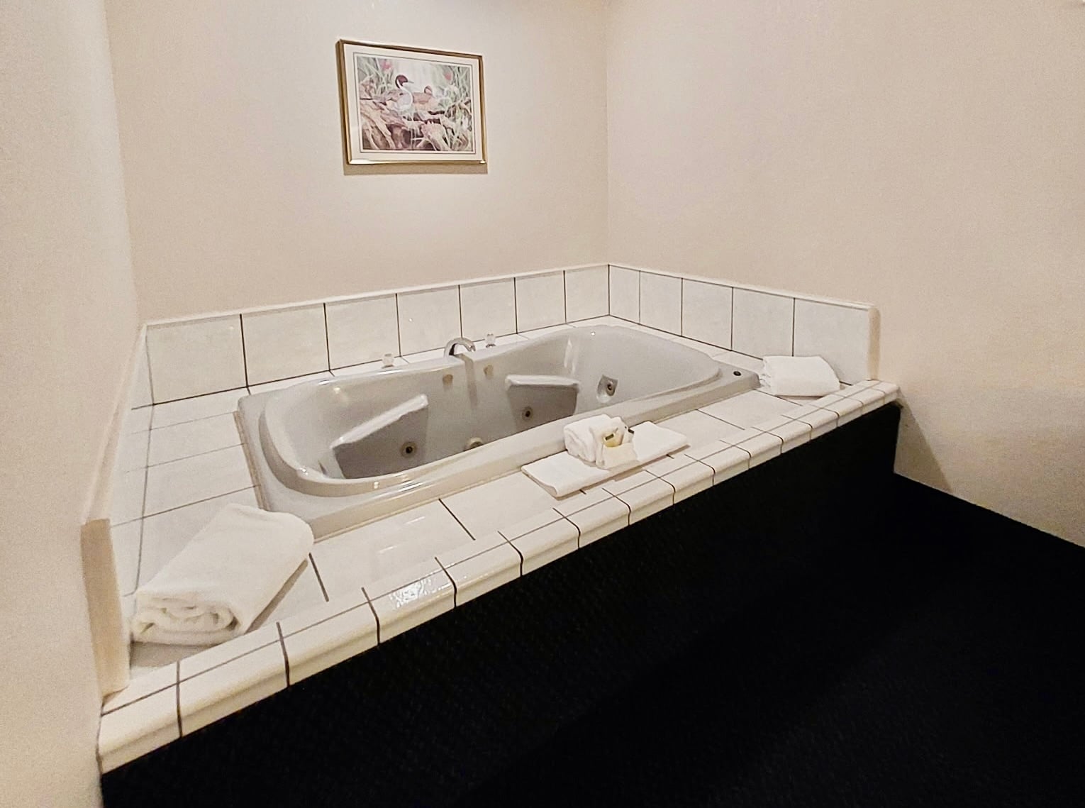 King Deluxe Jacuzzi Suite Hotel Hamilton