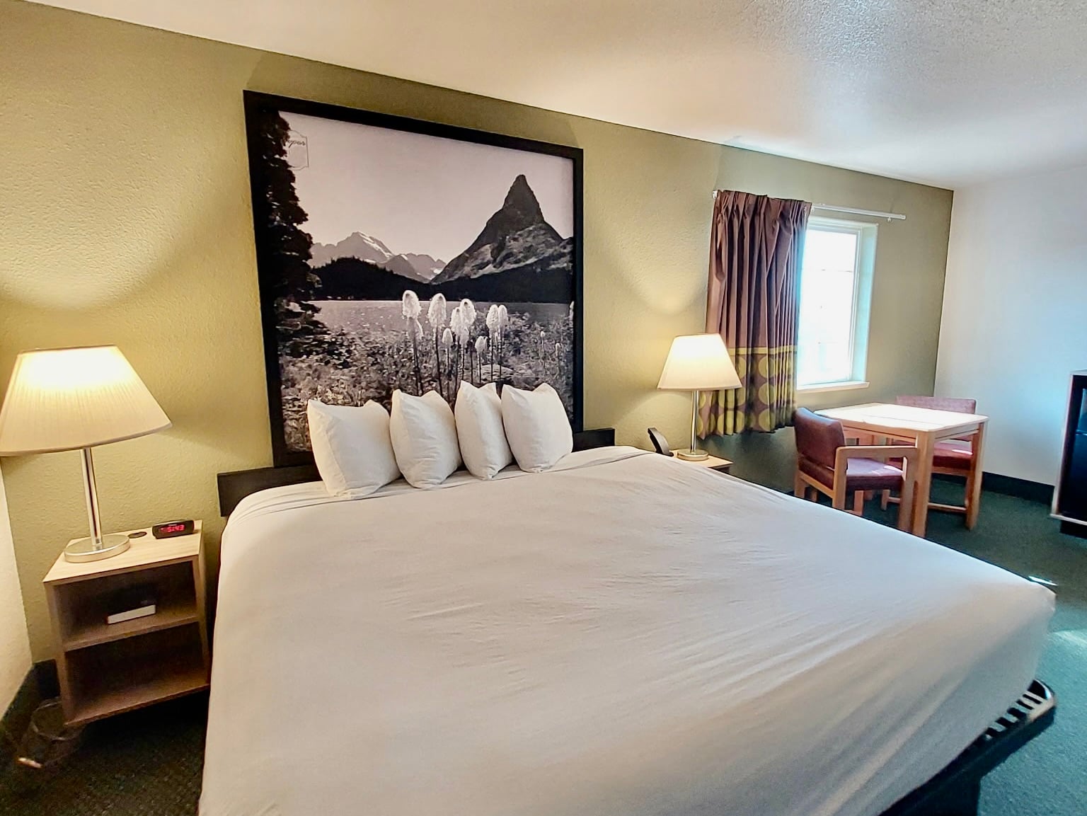 King Deluxe Jacuzzi Suite Hotel Hamilton